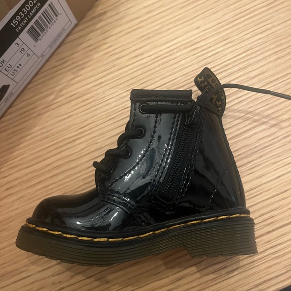 Toddler doc Martens only worn a couple of times size 4 - Picture 3 of 5